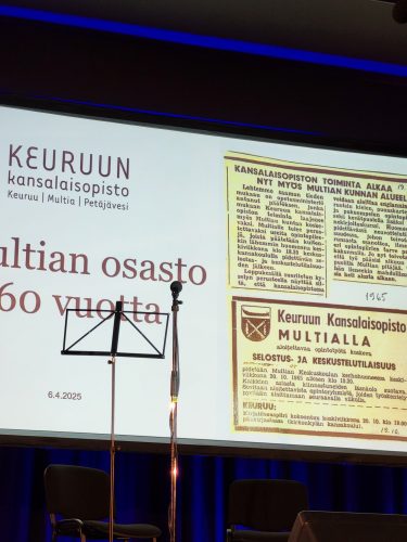 Lehtiartikkeleiden kuvia heijastettuna valkokankaalle.