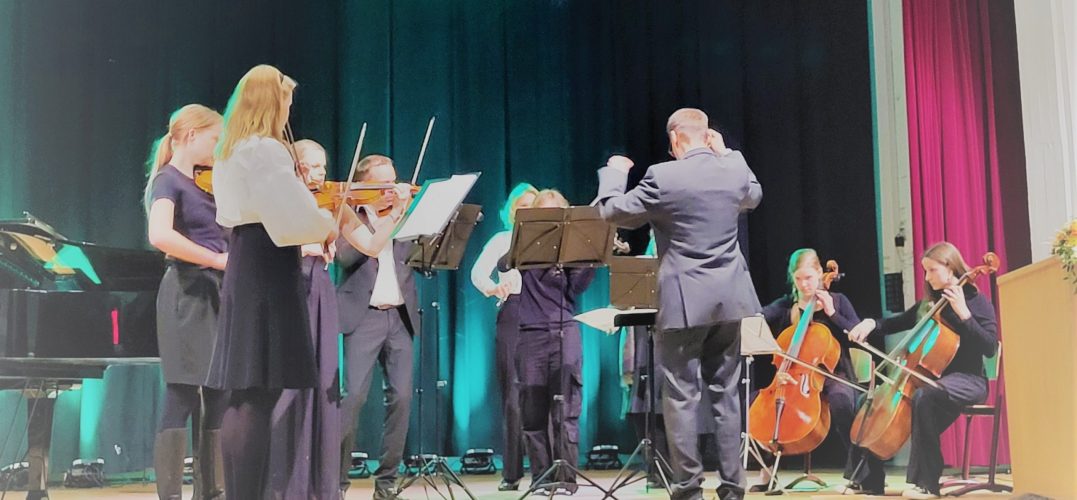 Viulun ja sellon soittajista koostuva orkesteri esiintyy